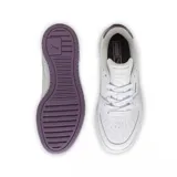 Championes Puma CA Pro Classic blancos con detalles en violeta en el talón y la suela.