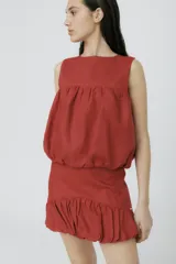 Minifalda color ladrillo con cintura alta y volados en el ruedo.