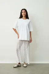 Falda larga de encaje blanco con cintura elástica.