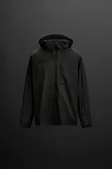 Cazadora negra de tejido técnico ripstop, con cuello alto, capucha ajustable con visera, mangas largas con puños elásticos, bolsillo en el pecho con cremallera, bajo con elástico en los laterales y cierre frontal con cremallera.
