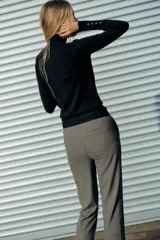 Pantalón tobillero gris con textura, de tiro medio y corte recto. Tiene cintura elástica en la parte trasera, bolsillos delanteros y falsos bolsillos traseros.