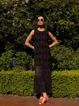 Vestido midi negro con diseño de rombos y red con lurex, de corte recto y sin mangas.