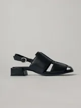 Sandalias negras de cuero con diseño de tiras entrecruzadas, puntera cuadrada, tira trasera con hebilla y taco bajo cuadrado.