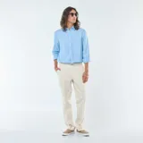 Pantalón de vestir color beige, corte slim, con bolsillos laterales y traseros.