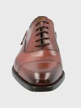 Zapato de vestir acordonado color marrón, fabricado en Italia con cuero de alta calidad.