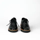 Zapato acordonado color bronce de cuero vacuno con perforaciones decorativas, taco de madera con folia en cuero de 4cm y entre suela de goma de 1,5cm. Horma de punta redonda y cómoda.