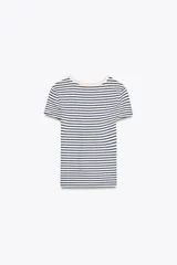 Camiseta rosa de viscosa, corte slim fit, cuello redondo y manga corta.