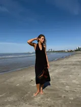 Vestido midi negro de tejido de punto en hilo de algodón, con escote halter y estampado abstracto en color marrón.