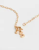 Collar corto dorado con cadena de eslabones, cierre de mosquetón, dije de corazón y dije de letra B.
