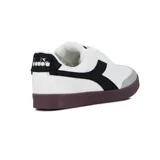 Championes casuales blancos para mujer, con detalles en negro y gris. Presentan un diseño de corte bajo, cordones blancos y suela de goma marrón oscuro. El logo lateral es una forma estilizada en color negro.