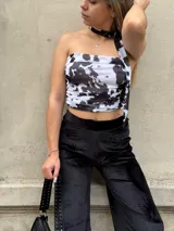 Top strapless con estampado animal print blanco y negro, con detalle de lazo al cuello.