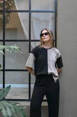 Remera beige con diseño color block, de corte recto y mangas cortas.