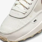 Championes Nike Waffle One para mujer, color blanco con detalles en rosa brillante en el logo y el talón.