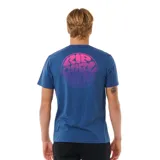 Remera azul de manga corta con cuello redondo y estampado pequeño en el pecho con un círculo que contiene una puesta de sol.