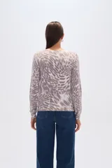 Sweater de manga larga con cuello redondo y estampado animal print abstracto en tonos blanco y marrón/malva.