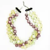 Collar hecho a mano con cuentas de resina italiana en colores lila, verde y amarillo, con cierre regulable.