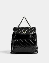 Mochila negra de cuerina acolchada con diseño de líneas diagonales. Tiene solapa con broche decorativo y botón para cerrar. Cuenta con correas regulables, manija superior de material principal y metal, y tira de ajuste de metal.