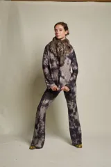 Pantalón de tiro medio con elástico en la cintura y corte acampanado.