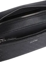 Bandolera negra con estampado del logo de Calvin Klein en el bolsillo delantero. Tiene correa de hombro ajustable y correa bandolera ancha desmontable.