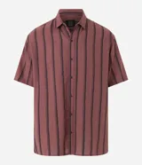 Camisa masculina de corte relajado, confeccionada en cáñamo, algodón y poliéster. Presenta cuello inglés, mangas cortas y rayas verticales texturizadas.