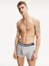 Pack de tres calzoncillos bóxer grises de algodón elástico con cintura elástica blanca con logo Tommy Hilfiger en azul marino.