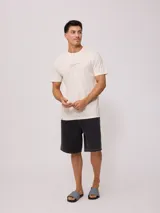 Remera color crema de algodón con estampado en el frente y la espalda.