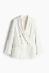 Blazer blanco de doble botonadura con solapas de muesca, hombreras y bolsillos delanteros ribeteados con solapa.