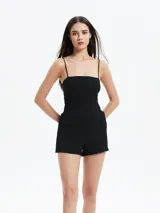 Short negro de tejido texturizado con cintura elástica.