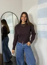 Sweater marrón de punto con cuello redondo y cierre frontal con cremallera.
