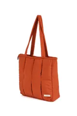 Bolso shopper color naranja con diseño acolchado y cierre superior.