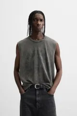 Musculosa gris con efecto lavado, cuello redondo y sisa ancha.