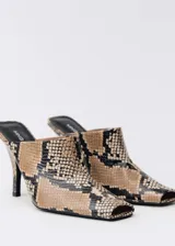 Zapato mule con estampado de piel de serpiente en tonos beige y negro, con punta cuadrada y tacón de aguja.