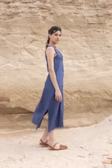Vestido midi azul con botones frontales, escote en V y sin mangas.