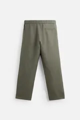 Pantalón negro regular fit confeccionado en tejido de lino. Cintura ajustable con cordón interior, bolsillos frontales y detalle de bolsillos traseros de vivo.