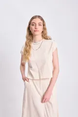 Blusa casual sin mangas color crudo confeccionada en lino.