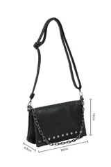 Bandolera color beige con solapa, detalles de tachas metálicas en la parte inferior y una cadena decorativa en el frente. Incluye correa ajustable para el hombro.