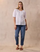 Blusa blanca labrada con cuello a la base, abertura central con botones y mangas cortas. Marca Sabrina Lauren.