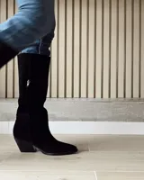 Bota alta de gamuza color marrón, con taco de madera y punta fina.