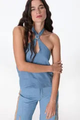 Top de lino color azul con escote halter cruzado y detalle de hebilla metálica cuadrada en el cuello. Presenta una pequeña abertura frontal tipo gota y un diseño de calce relajado.