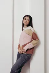 Suéter de punto con diseño geométrico en tonos rosa, beige y marrón, con detalles de lentejuelas.