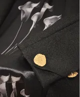 Chaqueta corta de terciopelo azul marino con cuello mao, mangas abullonadas, cierre frontal con botones dorados y bordados florales con cuentas azules.