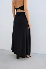 Falda larga color marrón chocolate, con frunce lateral y corte al bies.