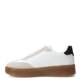 Zapatillas deportivas blancas con cordones, detalle de animal print en el talón y suela gruesa color caramelo.