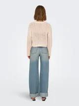 Pantalón de jean celeste de corte ancho, tiro alto y ruedo con dobladillo.