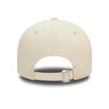 Gorro New Era 9Forty ajustable, color beige con visera negra, logo de los LA Dodgers bordado en el frente y parche conmemorativo del campeonato de 1955 en el lateral.