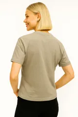 Remera blanca de algodón con estampado de flores en un jarrón.