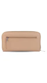 Billetera larga color beige, con solapa y broche a presión. Tiene un compartimento frontal con tarjeteros, visor y bolsillos, y un compartimento posterior con monedero con cierre, tarjeteros y bolsillos. Incluye un bolsillo trasero con cierre.