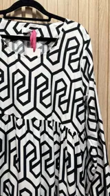 Vestido largo verde con estampado blanco, de corte amplio y mangas 3/4 con volados.