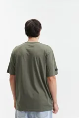 Remera color crema de manga corta con cuello redondo y estampado frontal con la palabra 'Resilience' en tipografía gótica.