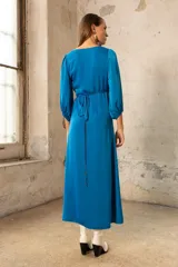 Vestido midi cruzado color azul eléctrico, con escote en V y mangas 3/4 abullonadas.